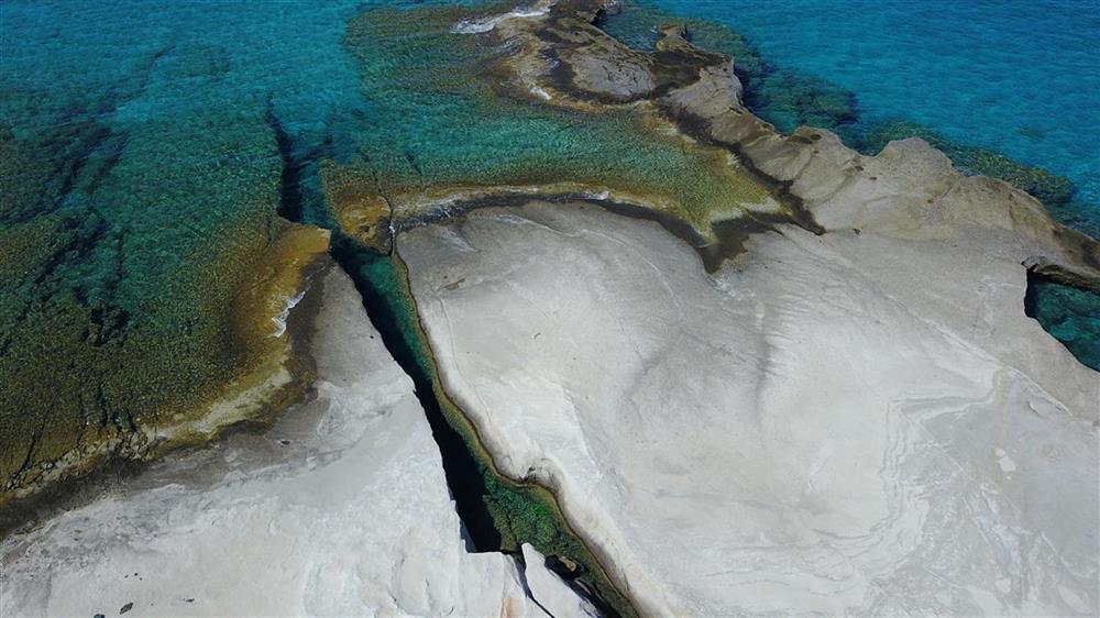 Sarakiniko Beach